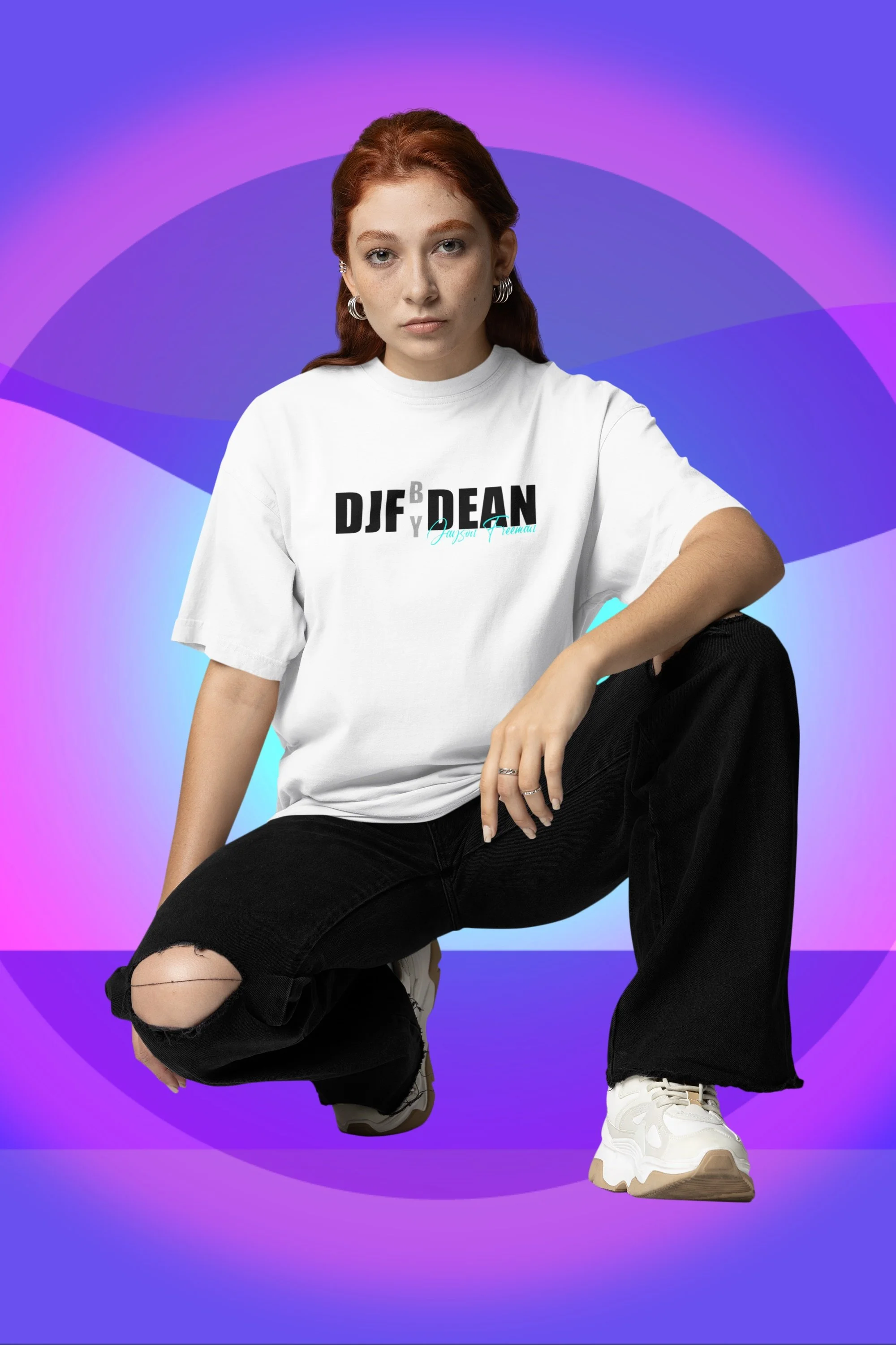 Junge Frau mit roten Haaren in Schwarz-Kniehose, Weißes T-Shirt mit schwarzen und blauen Texten, weiße Turnschuhe, posiert vor einem digitalen, farbenfrohen, abstrakten Hintergrund mit violetten und blauen Farbverläufen.