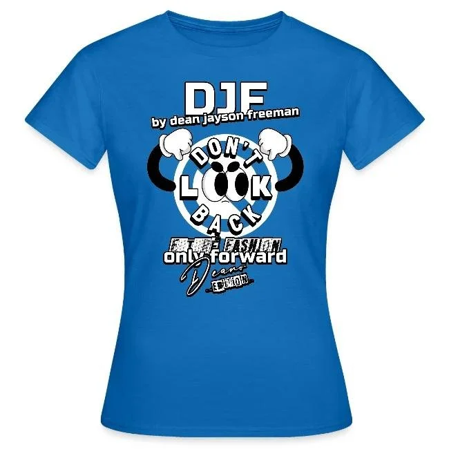 Blaues T-Shirt mit grafischem Design und Text, einschließlich der Wörter 'DJE', 'by dean jayson freeman', 'DON'T LOOK BACK', 'only forward', und andere Elemente.