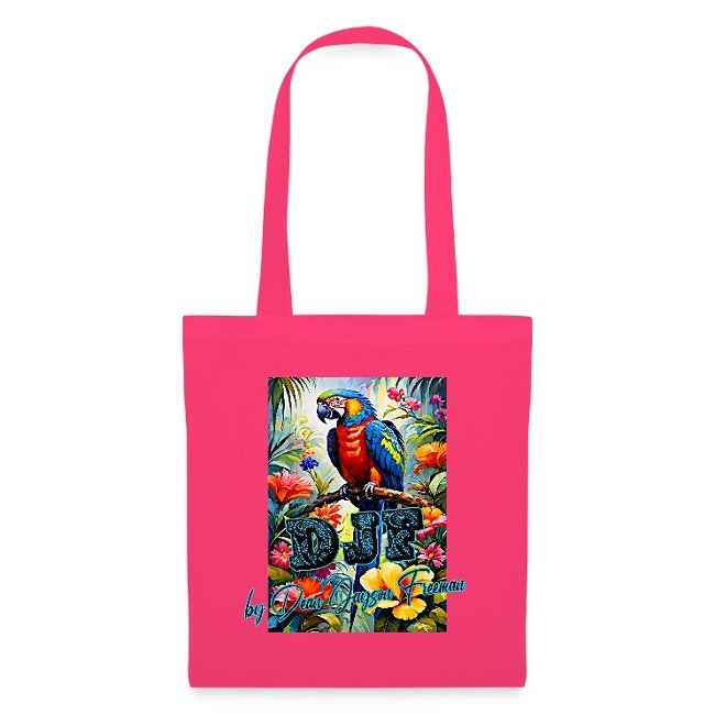 Eine pinke Stofftasche mit einem bunten Dschungel-Motiv, einem Papagei und dem Text "DJE by Delia Zangara".