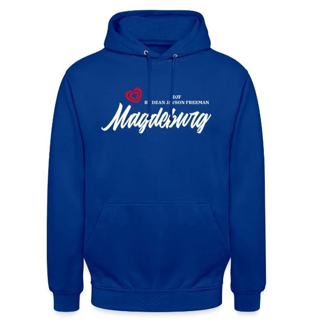 Blauer Kapuzenpullover mit weißen Schriftzug "Magdeburg" und roten Herzen auf der Brust