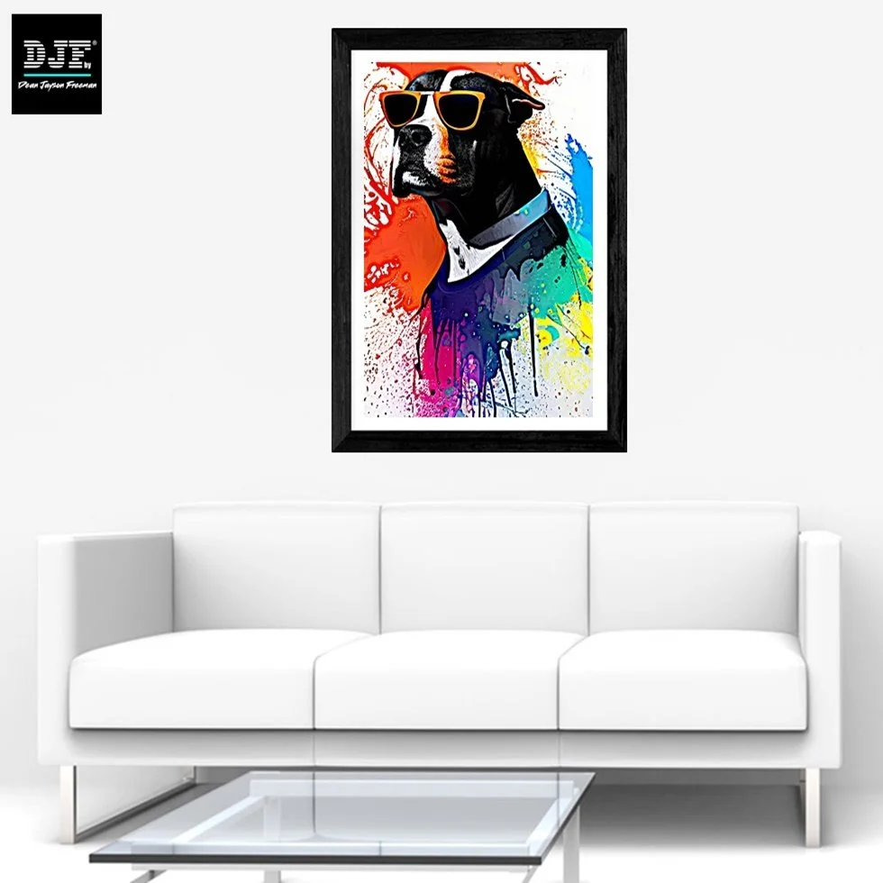 Kunstdruck eines Hundes mit Sonnenbrille, bunte Graffiti-Elemente im Hintergrund, in schwarzem Rahmen