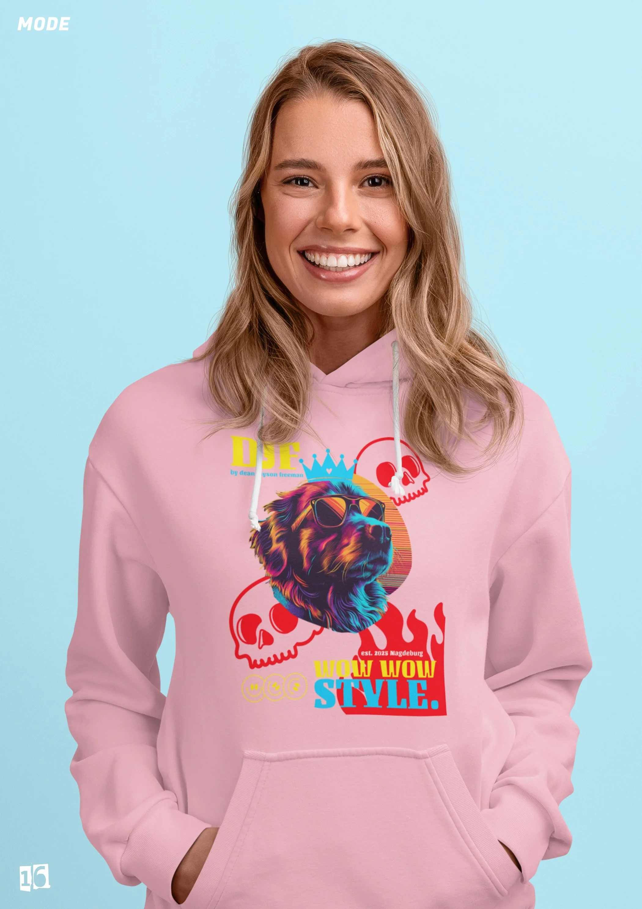 Junge Frau trägt eine pinke Kapuzenjacke mit buntem Druck eines lächelnden Löwen mit Sonnenbrille und der Worte ‚Wow Wow Style‘, vor hellblauem Hintergrund, lächelnd. 