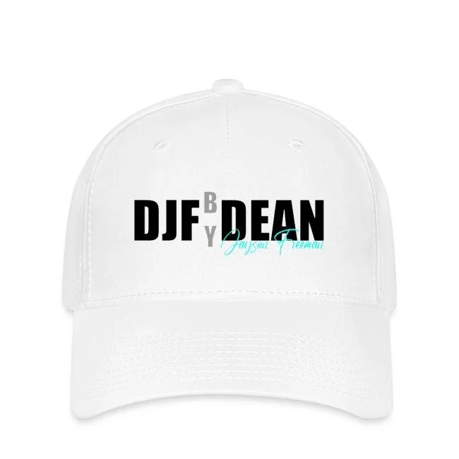 Weißer Baseballcap mit schwarzem und türkisfarbenem Text "DJF BY DAN" und kleinen Worten darunter.