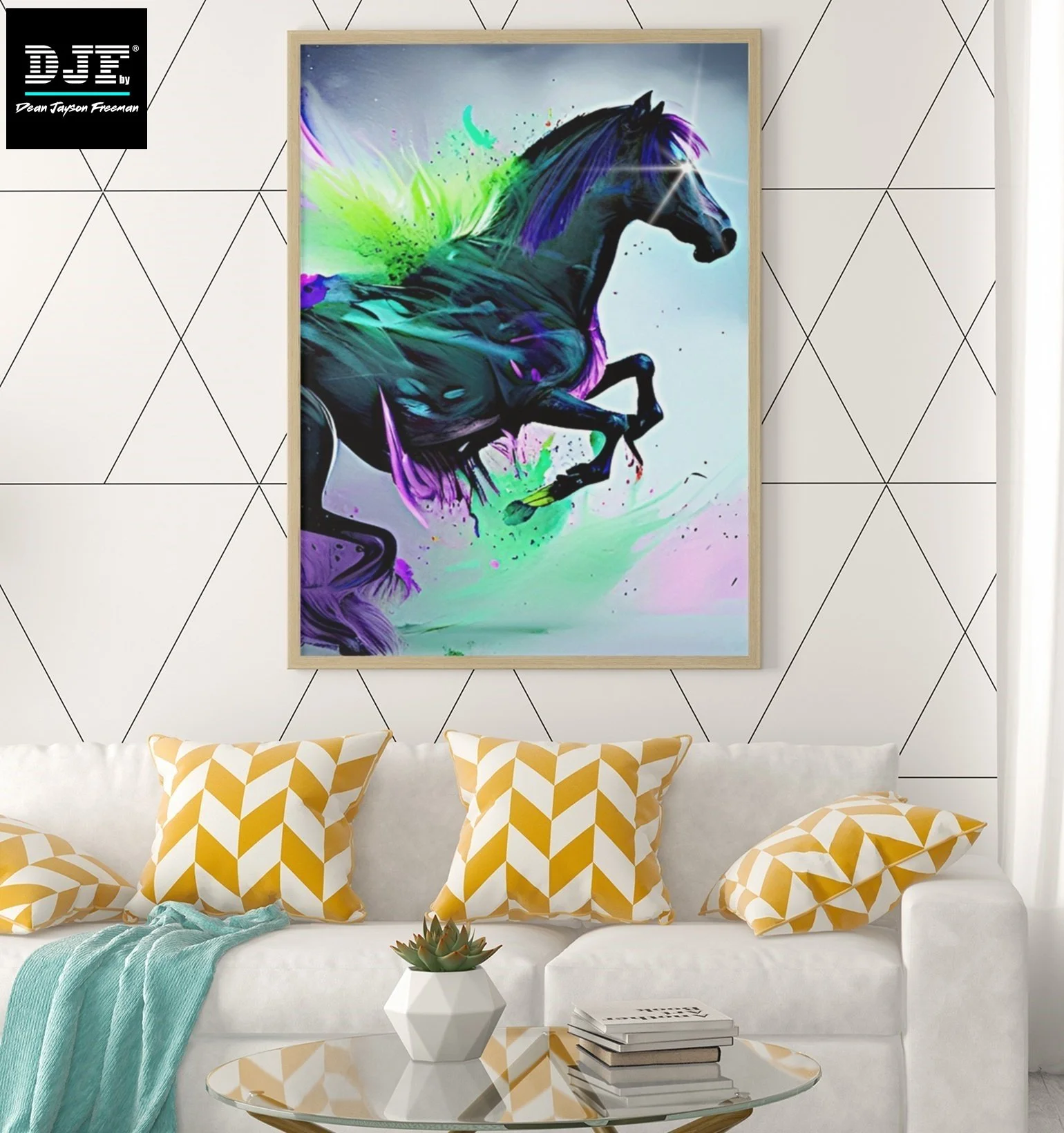 Modernes Wohnzimmer mit weißem Sofa, gelb-weiße Kissen, einem türkisfarbenen Schal, einem runden Glas-Tisch mit einer Pflanze, einer Zeitschrift, und einem bunten Gemälde eines galoppierenden schwarzen Pferdes an der Wand.
