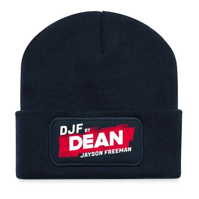 Schwarze Mütze mit Aufnäher, der steht 'DJF by DEAN Jayson Freeman'.
