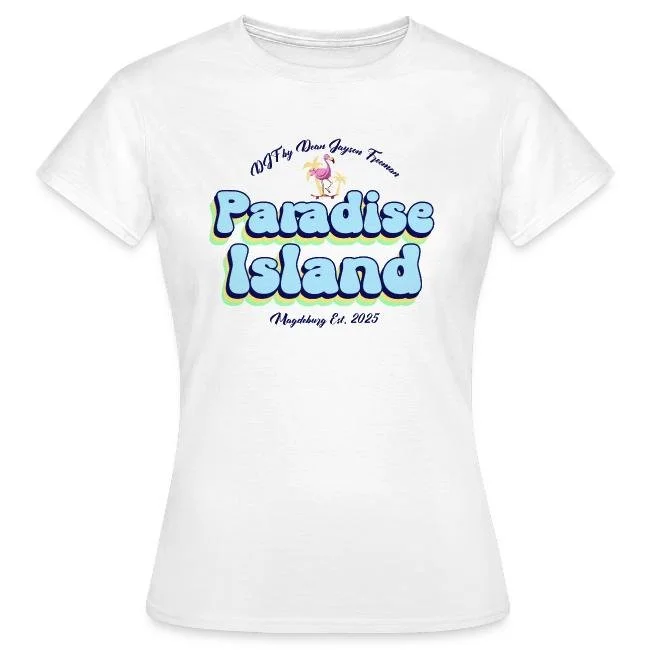 Weiße T-Shirt mit buntem Text 'Paradise Island', einer kleinen Flamingo-Grafik und zusätzlichen Texten 'Of The Dream Journey Team' und 'Voyaging Est. 2025'.