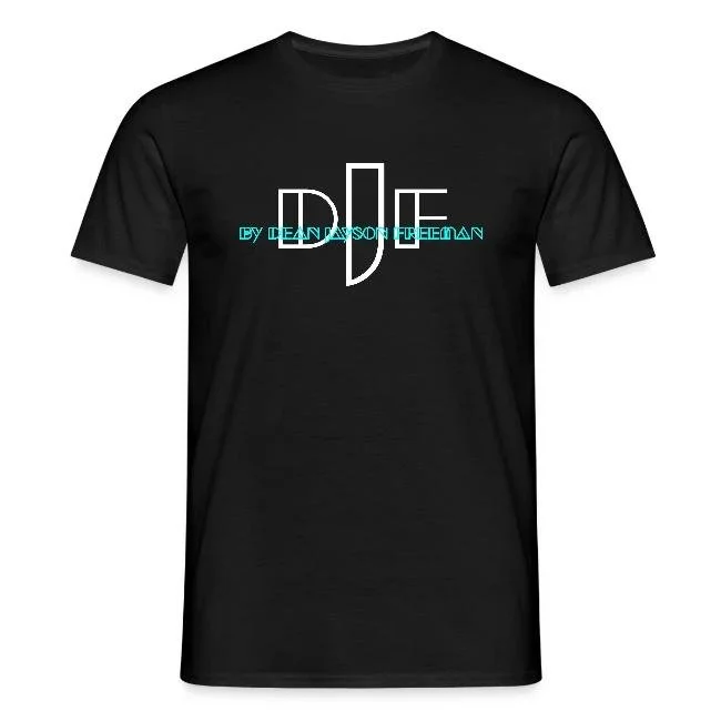 Schwarzes T-Shirt mit weißen und blauen Textdesign, das den Namen "DANTE" zeigt, und darunter in kleiner blauer Schrift steht "by Dean Jacob Freeman".