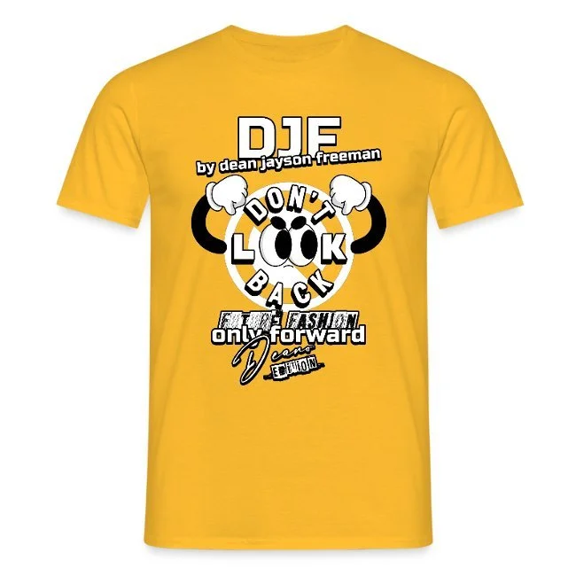 Gelbes T-Shirt mit weißen und schwarzen Texten und Bildern, einschließlich der Worte "DJE by dean jason freeman" und "DON'T LOOK BACK only forward" sowie einem Cartoon-Gesicht mit Augen und Händen, das auf das Design hinweist.