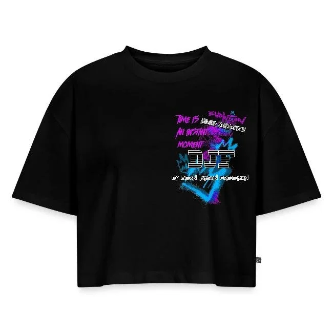 Schwarzes T-Shirt mit buntem grafischem Design und Text in Neonfarben.