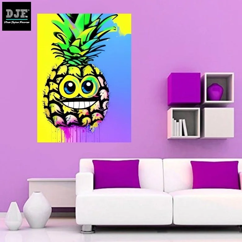 Kunstvolles Gemälde eines lachenden Ananas mit großen Augen, buntem Hintergrund, in einem modern eingerichteten Wohnzimmer.