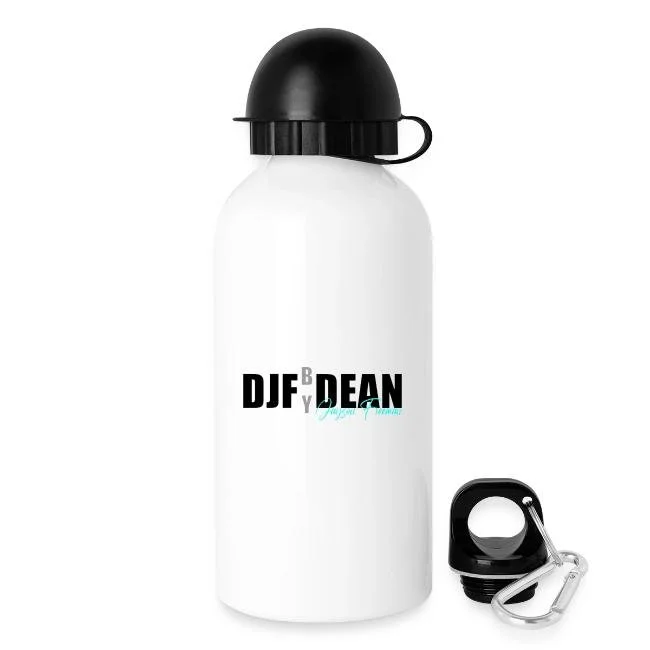 Weiße Wasserflasche mit schwarzem Deckel und Karabiner, bedruckt mit 'DJF by DEAN' auf weißen Hintergrund.