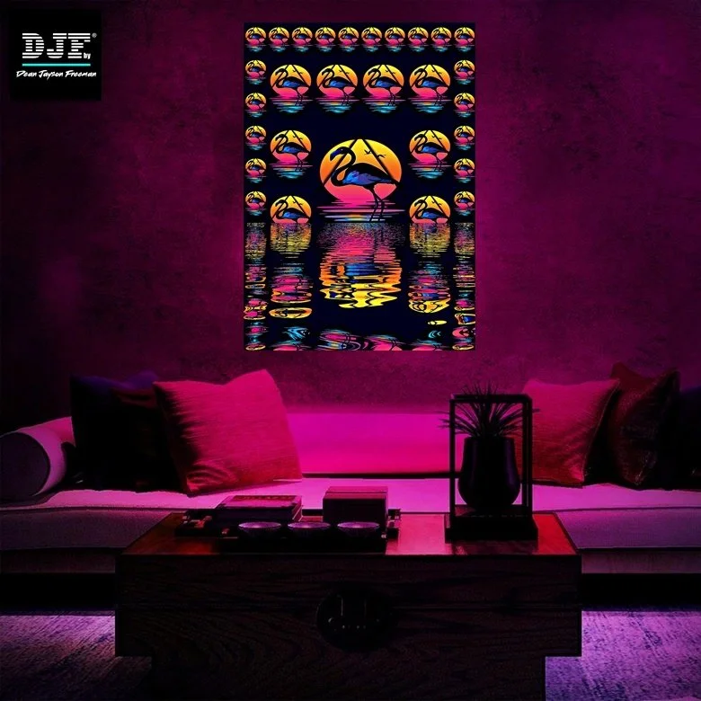 Wandbild mit Sonnenuntergangsszene eines Flamingos im Wasser, reflektiert im Wasser, umgeben von kleineren Sonnenuntergangsmotiven in einem Raum mit pinker Beleuchtung.