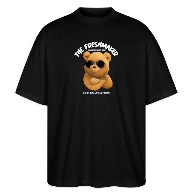 Schwarzes T-Shirt mit einem Teddybär, der Sonnenbrille trägt, und dem Text "The Freshmaker" oben. Darunter steht "Designed by Dean Jayson Freeman".
