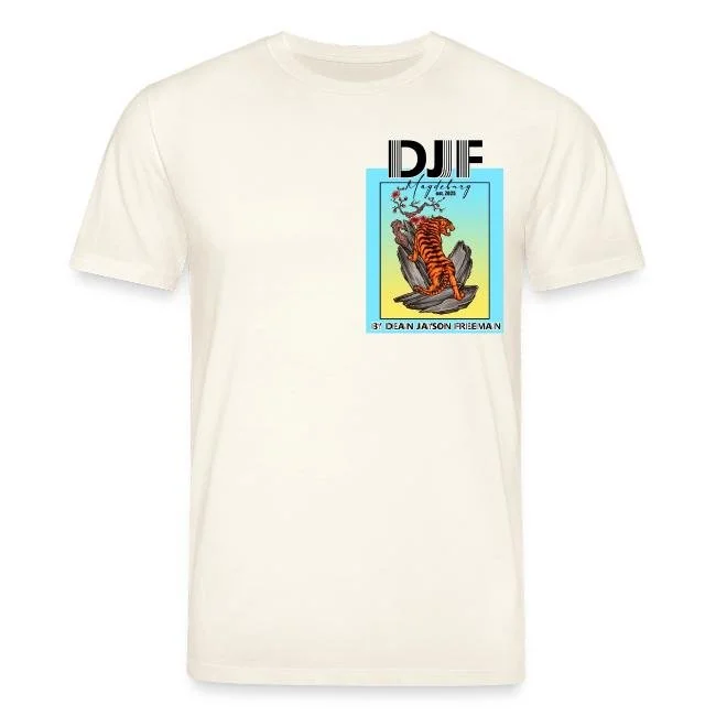 Weißes T-Shirt mit einem grafischen Design, das den Text 'DJE' und '37. DEAN JASON PRIEBEAN' enthält, sowie eine Illustration eines tigrischen Wesens auf einem Baumstamm.