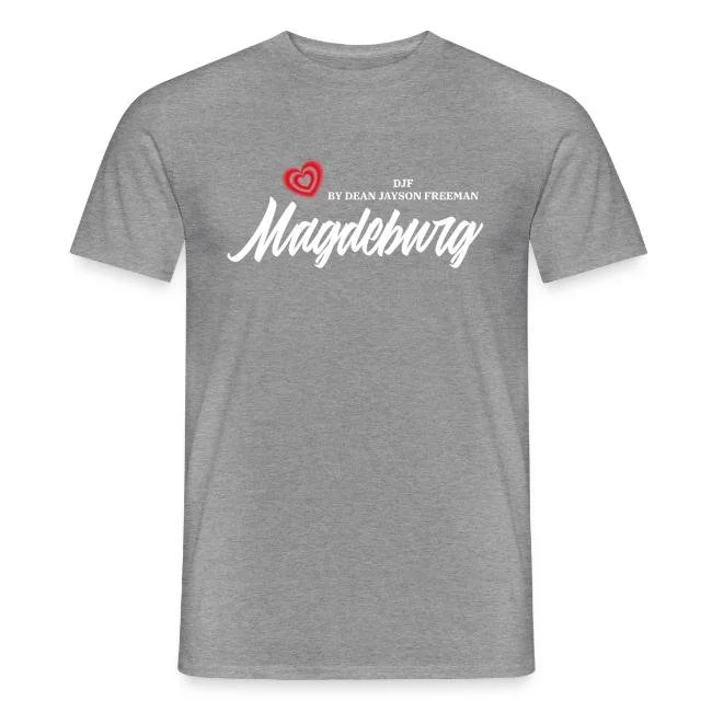 Graues T-Shirt mit weißem Text »Magdeburg«, einem roten Herz und kleinem weißen Text »BY DEAN JAYSON FREEMAN«