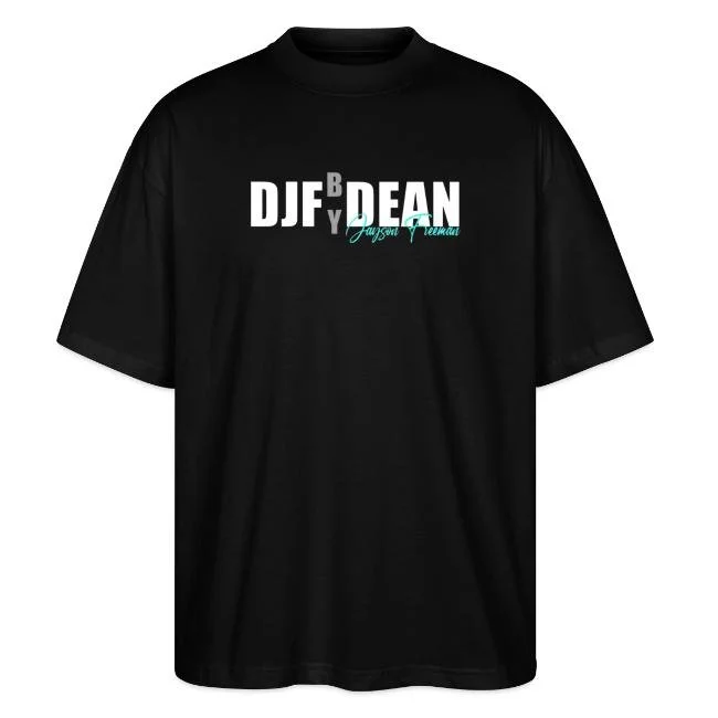 Schwarzes T-Shirt mit weißem und blauem Text, der 'DJF BY DEAN' und 'Gaysoul Freemau' liest.