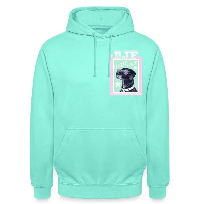 Himbeerfarbener Hoodie mit grafischem Druck eines schwarzen Hundes und Text auf der Brustseite.