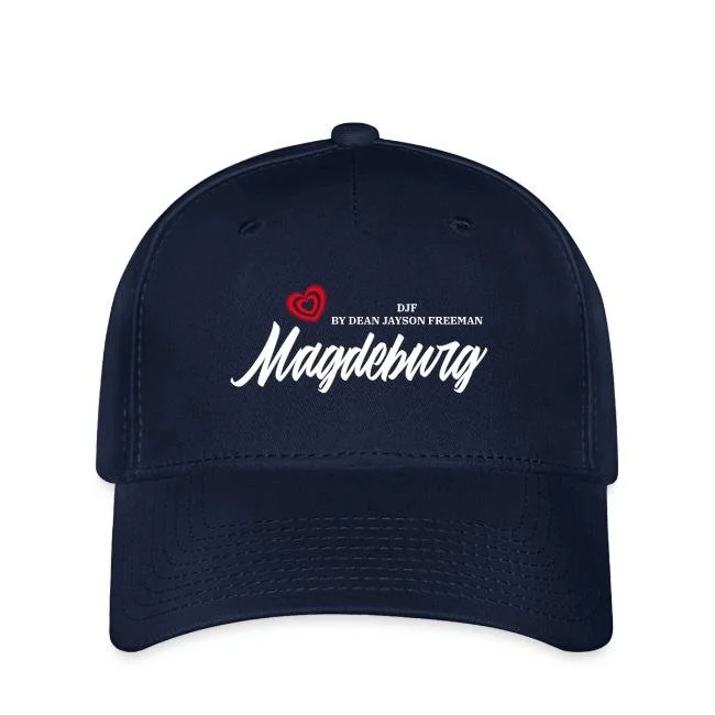 Dunkelblaubeiger Baseballcap mit Text und Herzlogo, das 'Magdeburg' und 'DJF by Dean Jayson Freeman' trägt.
