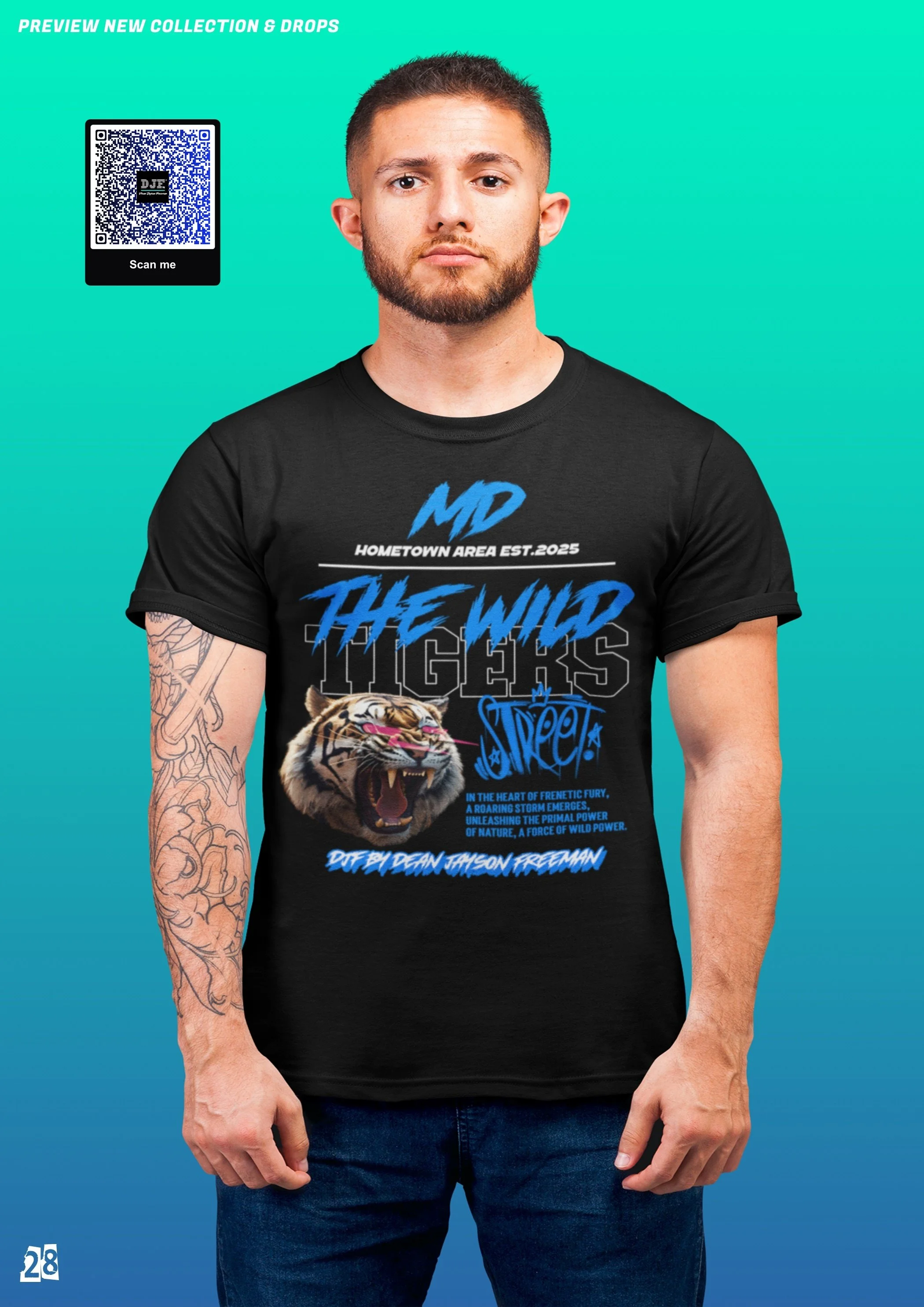 Ein junger Mann trägt ein schwarzes T-Shirt mit einem Tiger-Design und Text. Er hat einen Bart und tätowierte Arme. Der Hintergrund ist in einem Farbverlauf von Blau zu Grün. Es gibt einen QR-Code in der oberen linken Ecke mit der Beschriftung 'Scan 