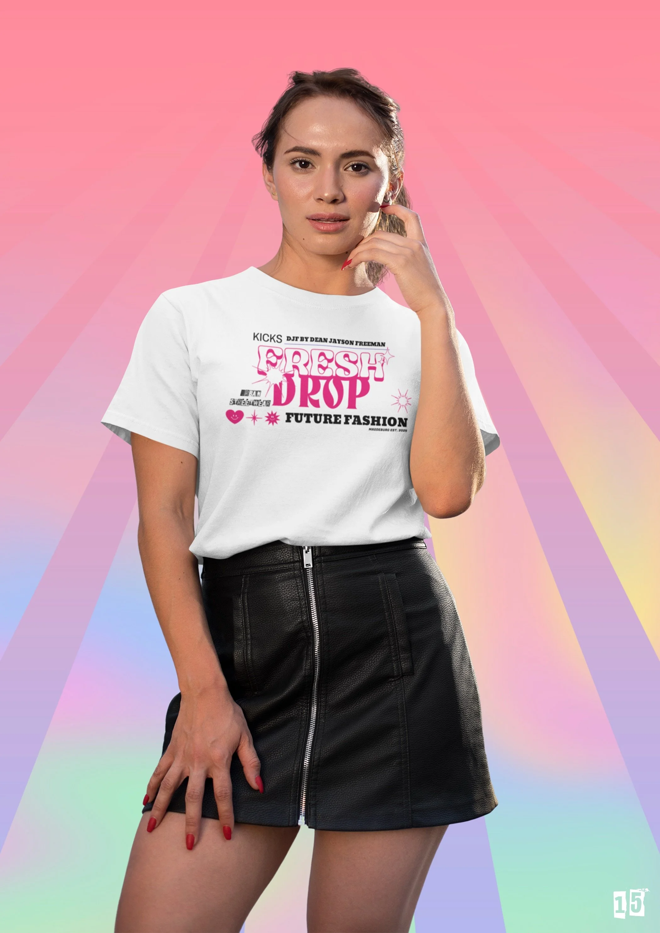 Junge Frau trägt weißen T-Shirt mit pinken und schwarzen Schriftzügen und schwarzen Lederrock, auf pastellfarbenem Hintergrund.