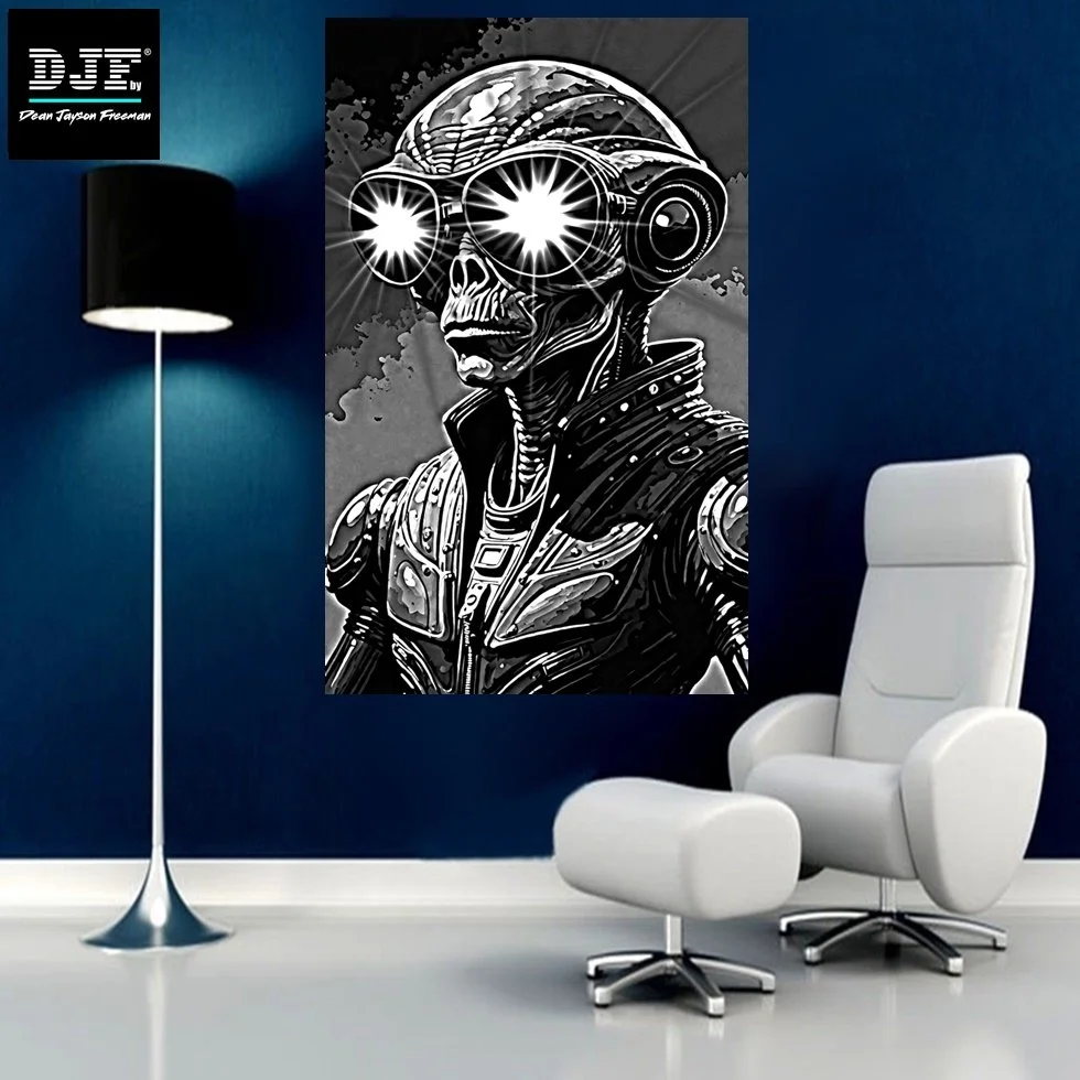 Ein modernes Wohnzimmer mit blauer Wand, einem weißen Lounge-Sessel mit Hocker, einer Stehlampe, und einem schwarzen und weißen Kunstwerk an der Wand, das eine futuristische Figur mit leuchtenden Augenschablonen darstellt.