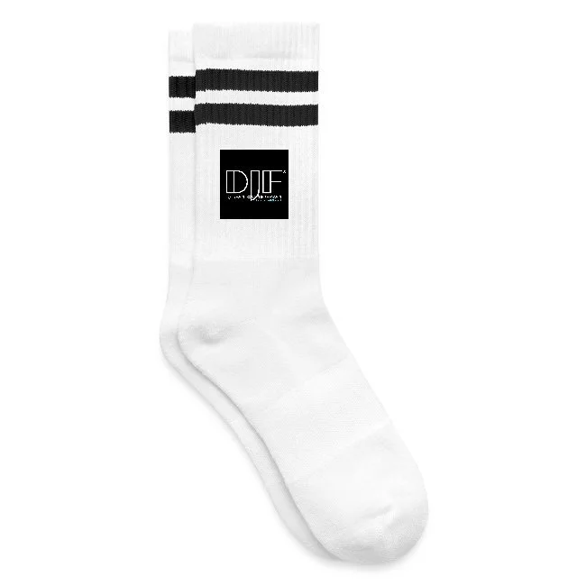 Weiße Socke mit schwarzen Streifen und einem schwarzen Logo