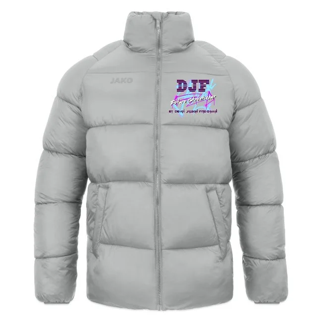 Ein grauer, gepolsterter Steppmantel mit einem hochschließenden Kragen, seitlichen Taschen und einem Reißverschluss. Das Logo 'JAKO' ist auf der linken Brust, und auf der rechten Brust befindet sich ein Logo mit der Aufschrift 'DJF'.
