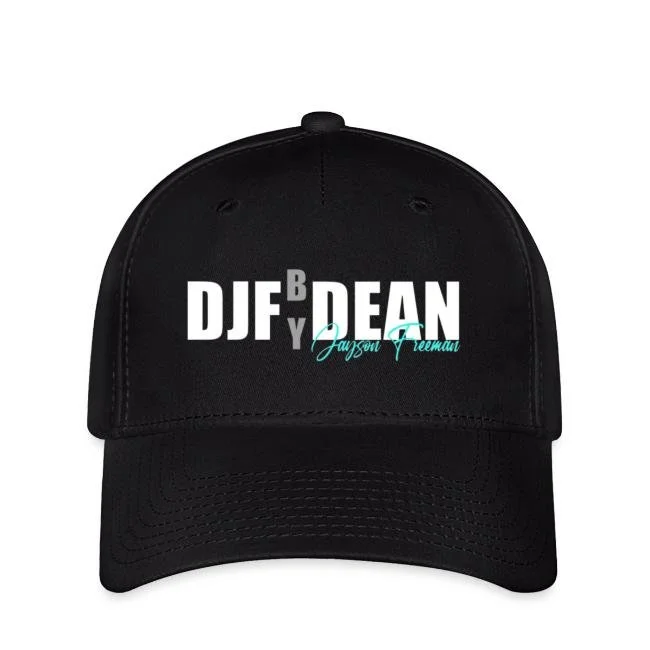 Schwarzer Baseballcap mit weißem und türkisem Text, der DJF DEAN und Jason Freeman erwähnt.