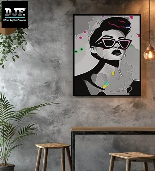 Moderne Wanddekoration mit einem Schwarz-Weiß-Porträt einer Frau mit Sonnenbrille und bunten Akzenten, in einem stilvollen Raum mit Pflanze und industriellem Design, warmes Licht.