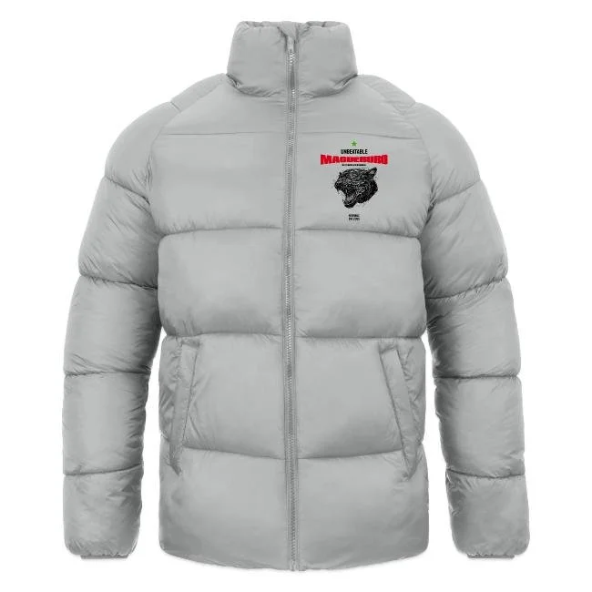 Graue Daunenjacke mit Reißverschluss, auf der Brust ein schwarzer Bärkopf und rote, schwarze und grüne Schrift.