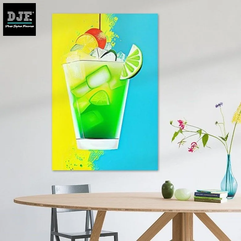 Hochwertiges Kunstbild einer grünen Erfrischungsgetränk mit Eiswürfeln, Limettenscheiben, Zitronen- und Limettenstücken, auf einem bunten Hintergrund, dekoriert mit einer Vase mit frischen Blumen auf einem Tisch.