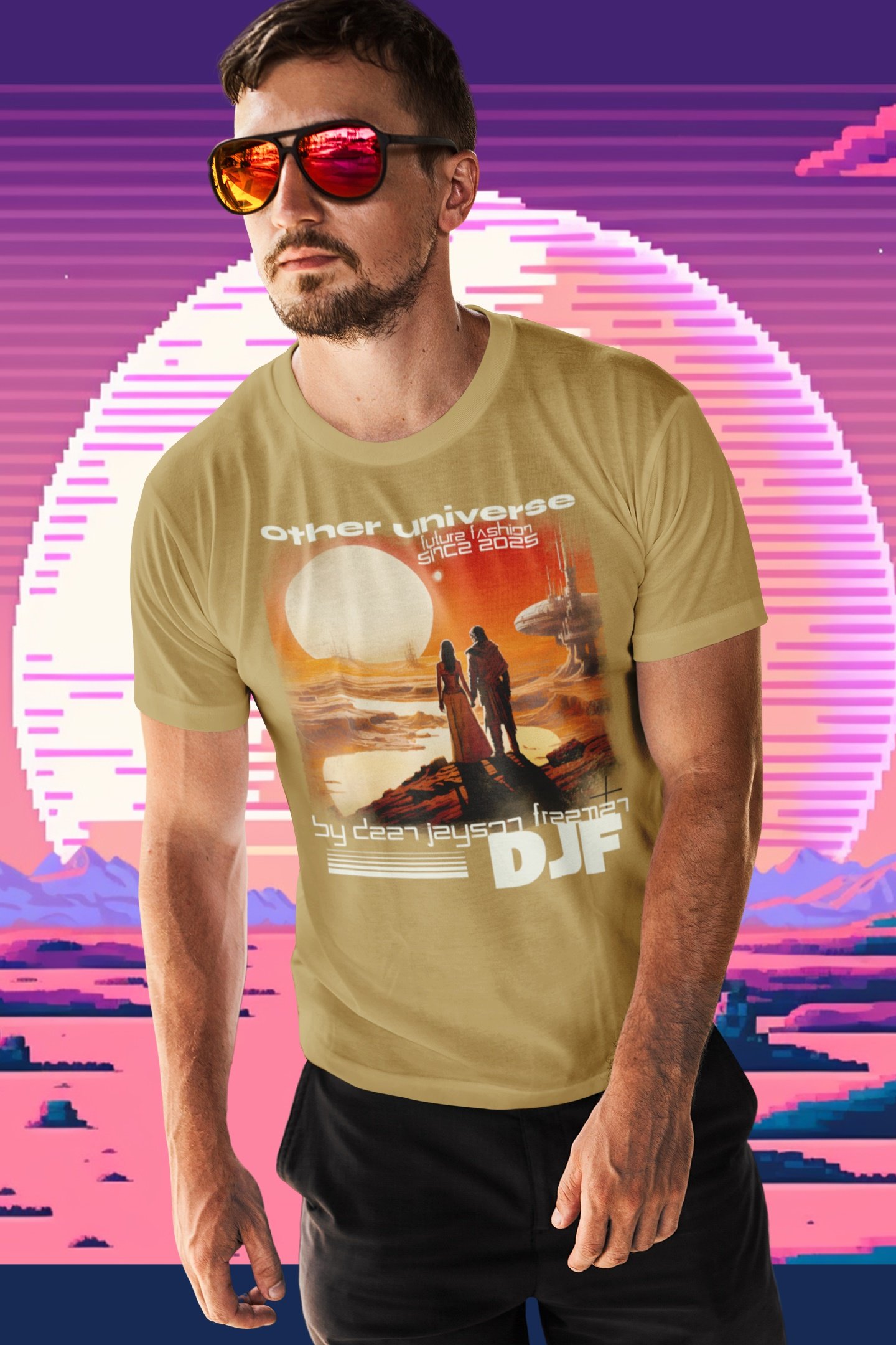 Ein Mann trägt eine Sonnenbrille mit rotem Spiegel und ein gelbes T-Shirt mit einem futuristischen Szenenbild. Der Hintergrund zeigt ein pixeliges, futuristisches Sonnenuntergangsszene mit Bergen und einem Wasser. Es hat einen stilisierten, digitalen