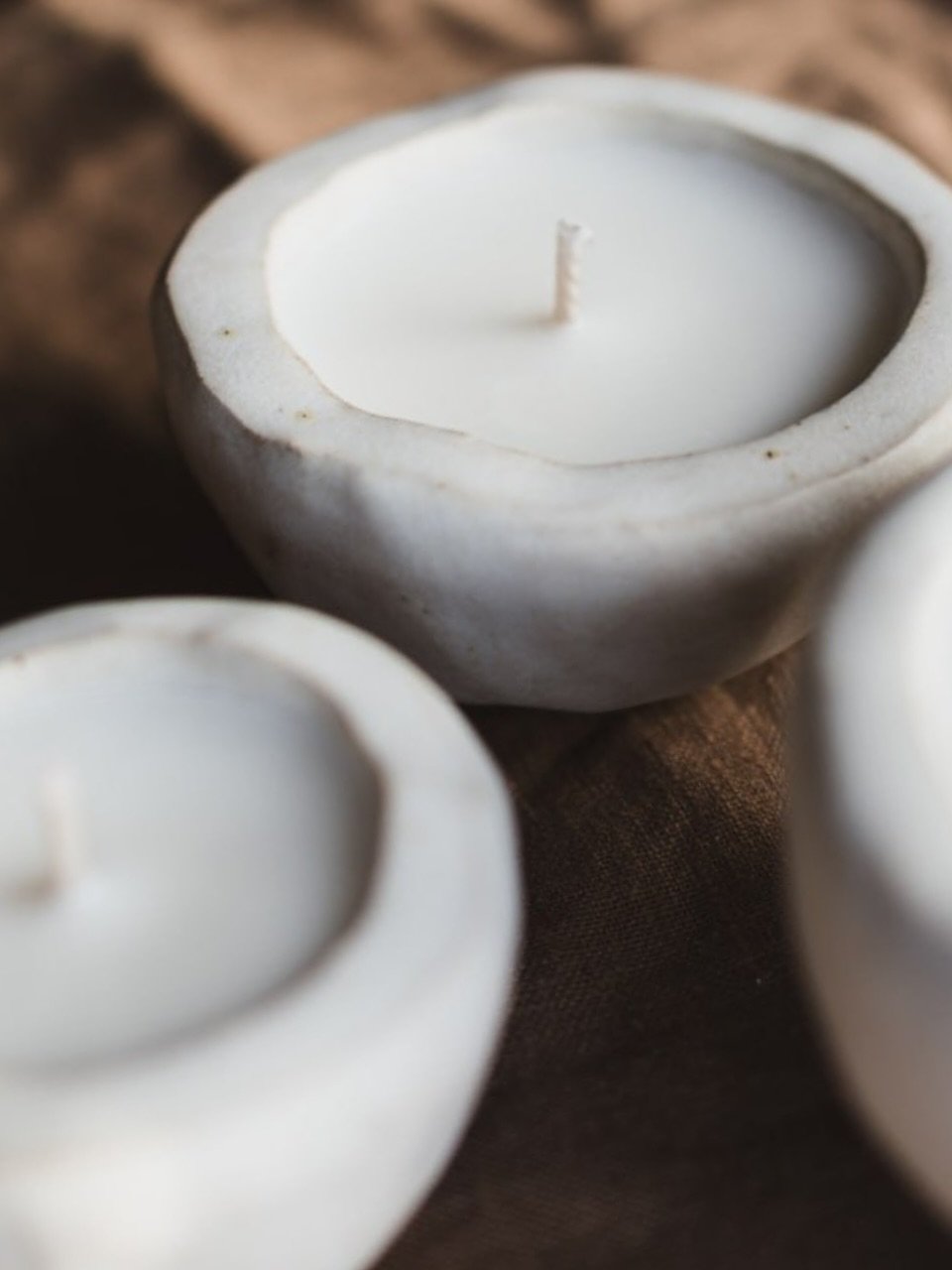Soyalys i ny glasur; en silkemyk, matt og varm hvit farge med et levende nyansespill. Disse setter en sjelfull stemning i stuen ✨ 

Lysene kommer i tre st&oslash;rrelser, liten, medium og stor.