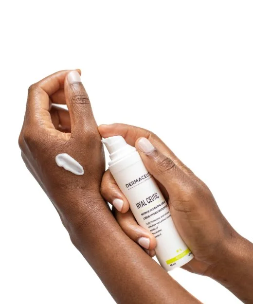 SKNJECT---Dermaceutic-Hyal-Ceutic-40ml-hand.jpg