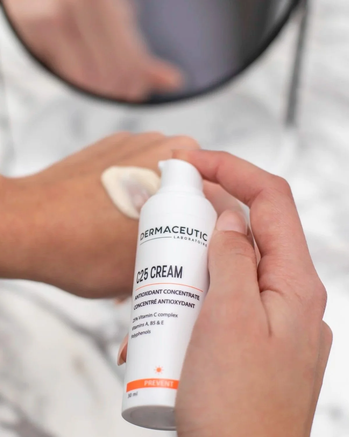 SKNJECT+-+Dermaceutic+C25+Cream+Hand+1.jpg