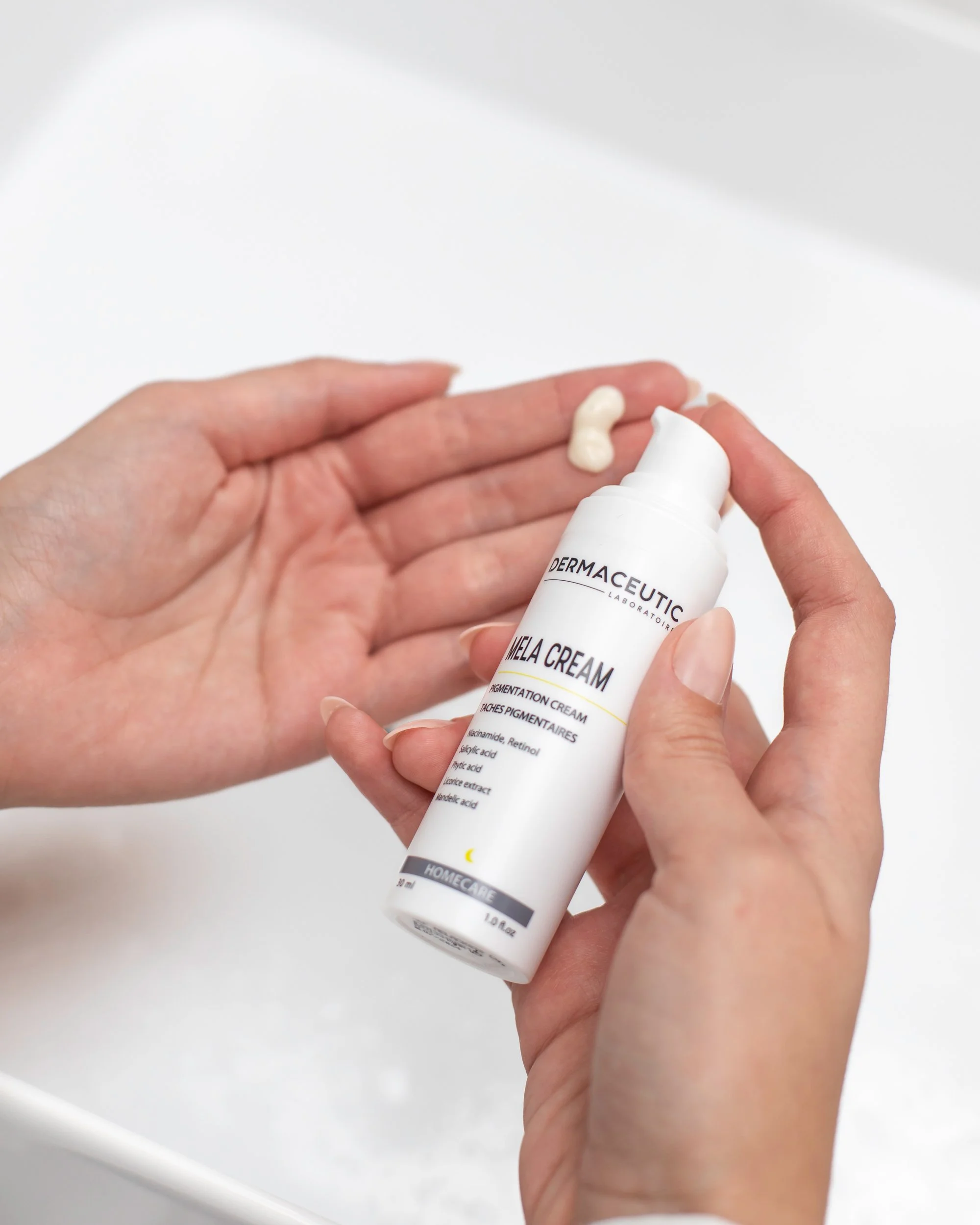SKNJECT---Dermaceutic-Mela-Cream-30ml-hand-2.jpg