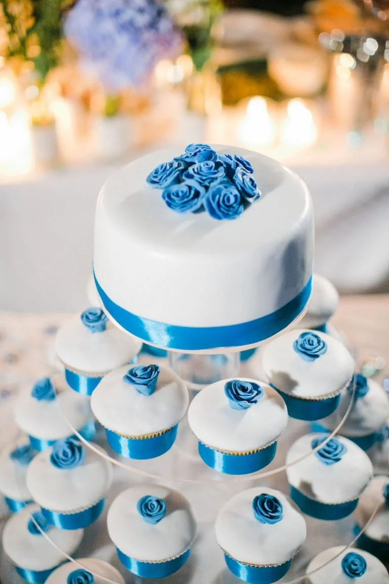 whiteblueweddingincreteweddingcakephoto01-768x1152.jpg