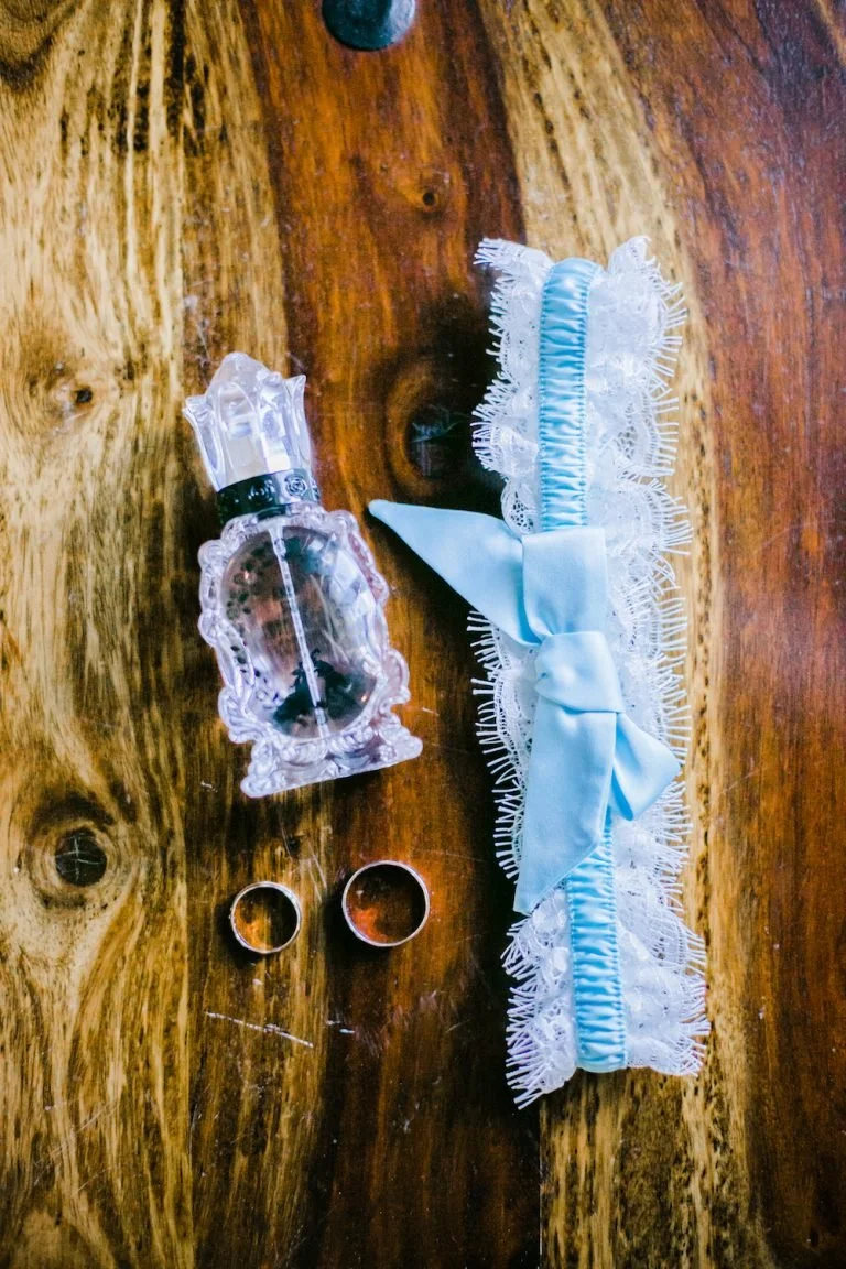 bluewhiteweddingincretedetailsphoto03-768x1152.jpg
