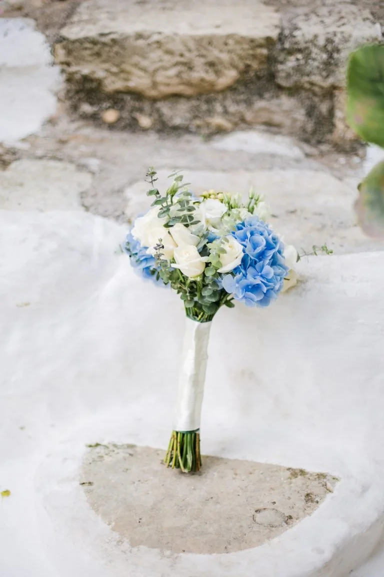 bluewhiteweddingincretebridalflowersphoto01-768x1152.jpg
