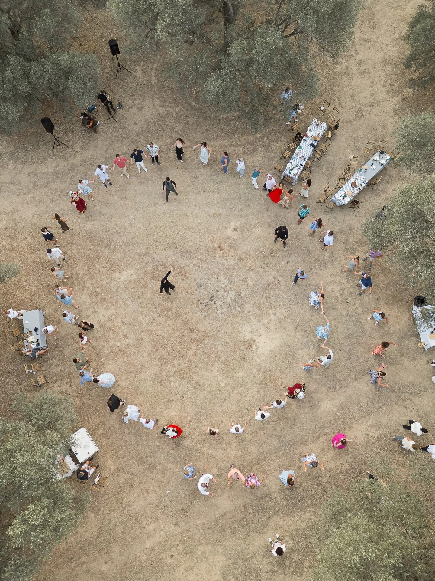 Souvlaki at the Arion farm! The olive orchard and the sounds of Cretan Lyra brought to this prewedding event a character!
⠀
The story of Tessa and Keaton continues and as always, we share not only their journey but also important insights for our fut