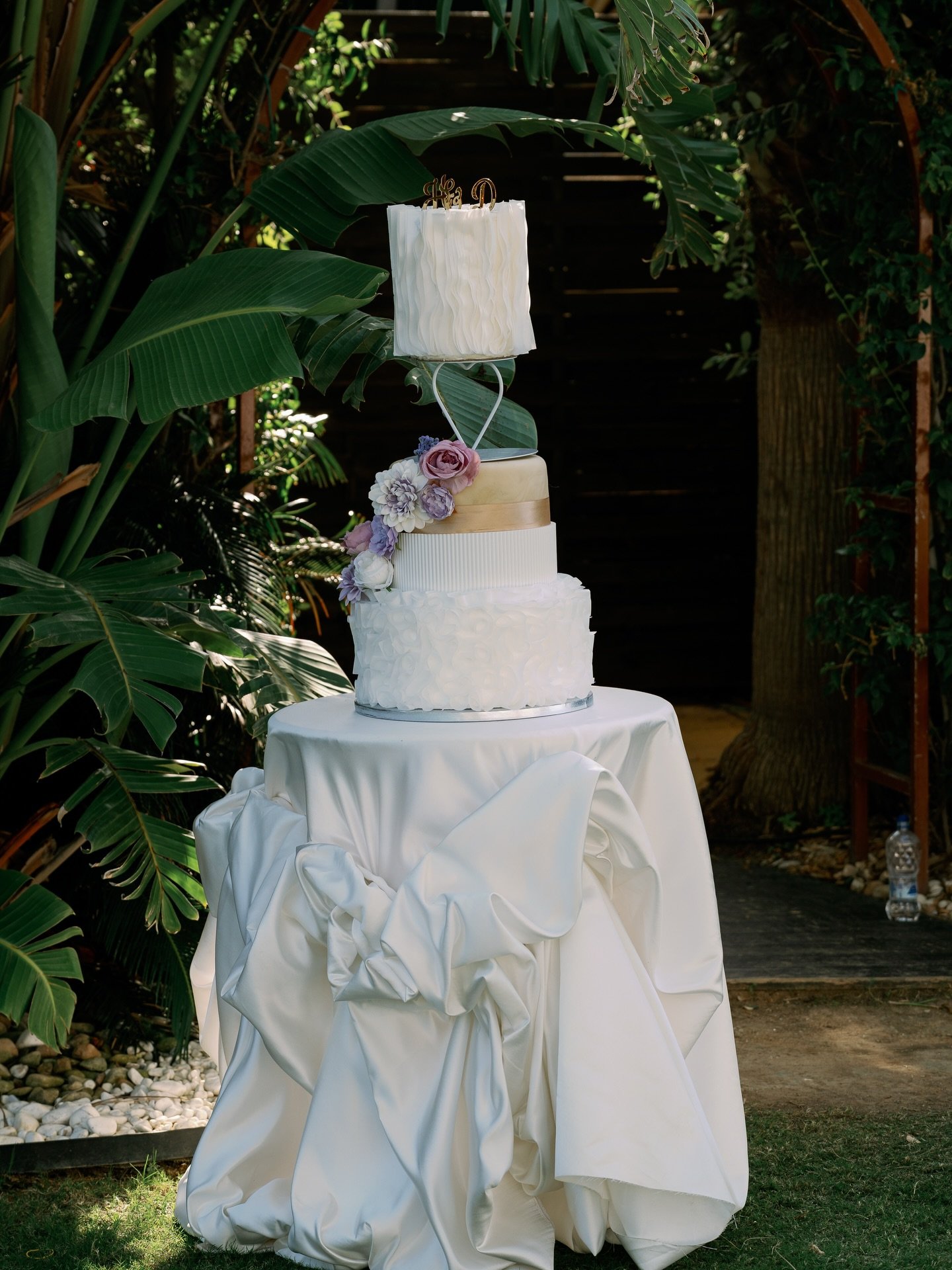 The traditional wedding cake? Often optional, and we understand couples who skip it! But for this celebration of Hannah and Donnell&rsquo;s wedding, the dessert was the heart of the story. ✨
⠀
The groom&rsquo;s mother, a pastry chef, designed an incr