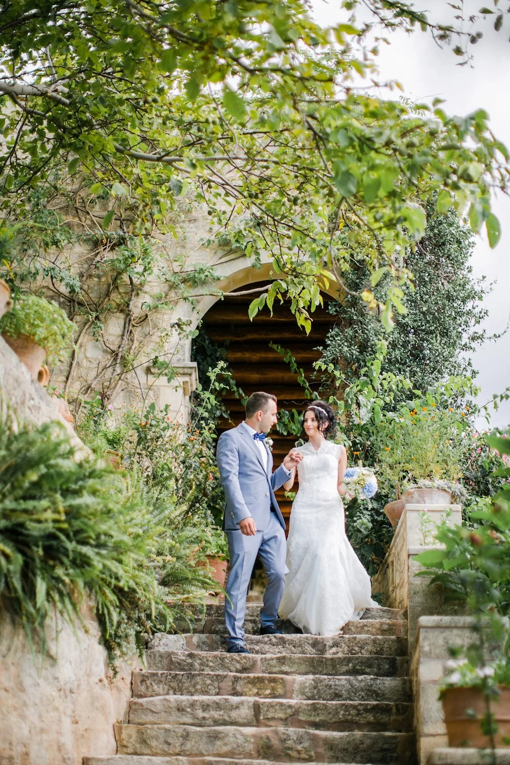 bluwhiteweddingincretecoupleatthestairsphoto01-1.jpg