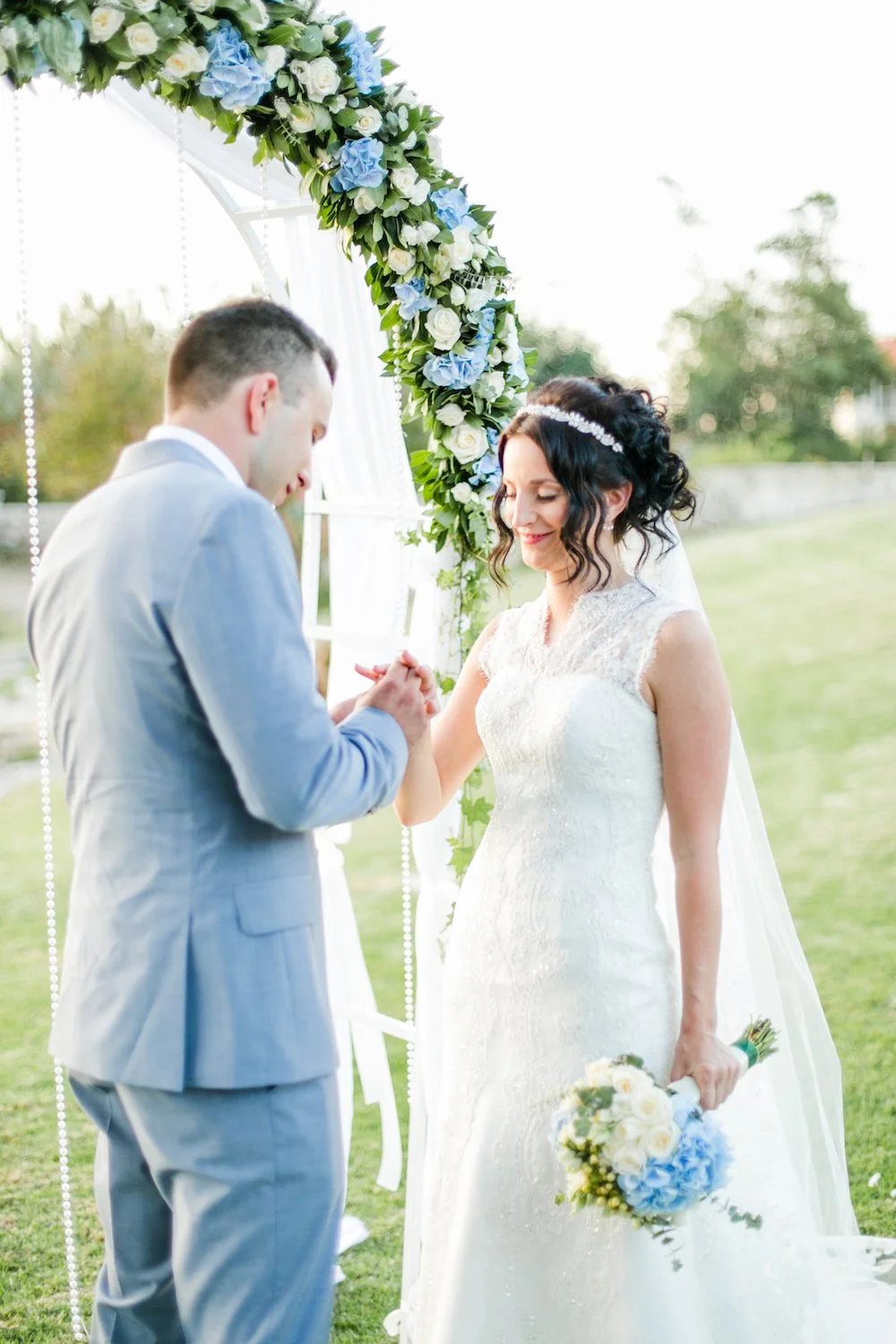 bluewhiteweddingincretefloweracrhphoto01.jpg