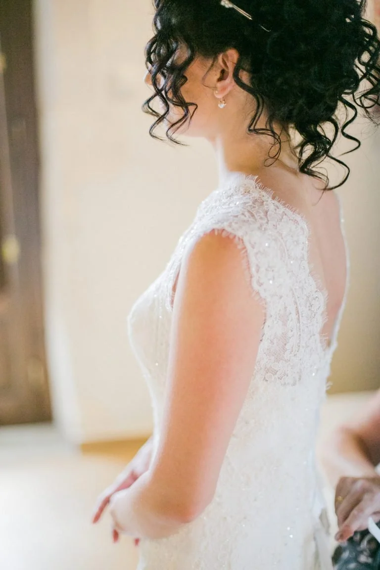 bluewhiteweddingincretebridephoto01-768x1152.jpg