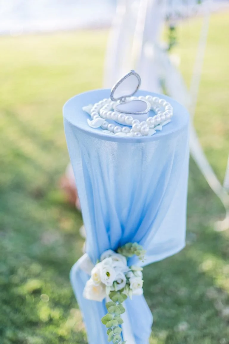 bluewhiteweddingincreteringholderphoto02-768x1152.jpg