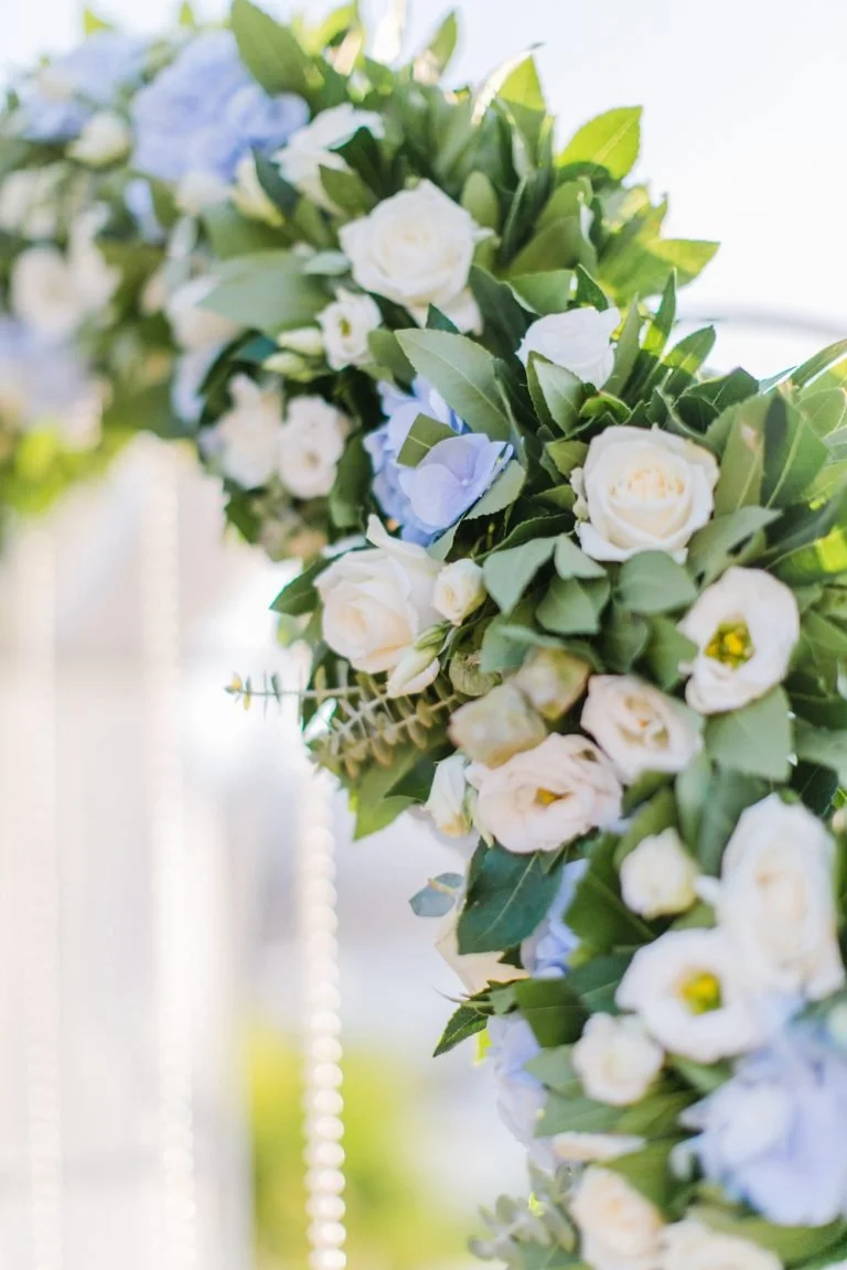 bluewhiteweddingarchflowerphoto03-768x1152.jpg