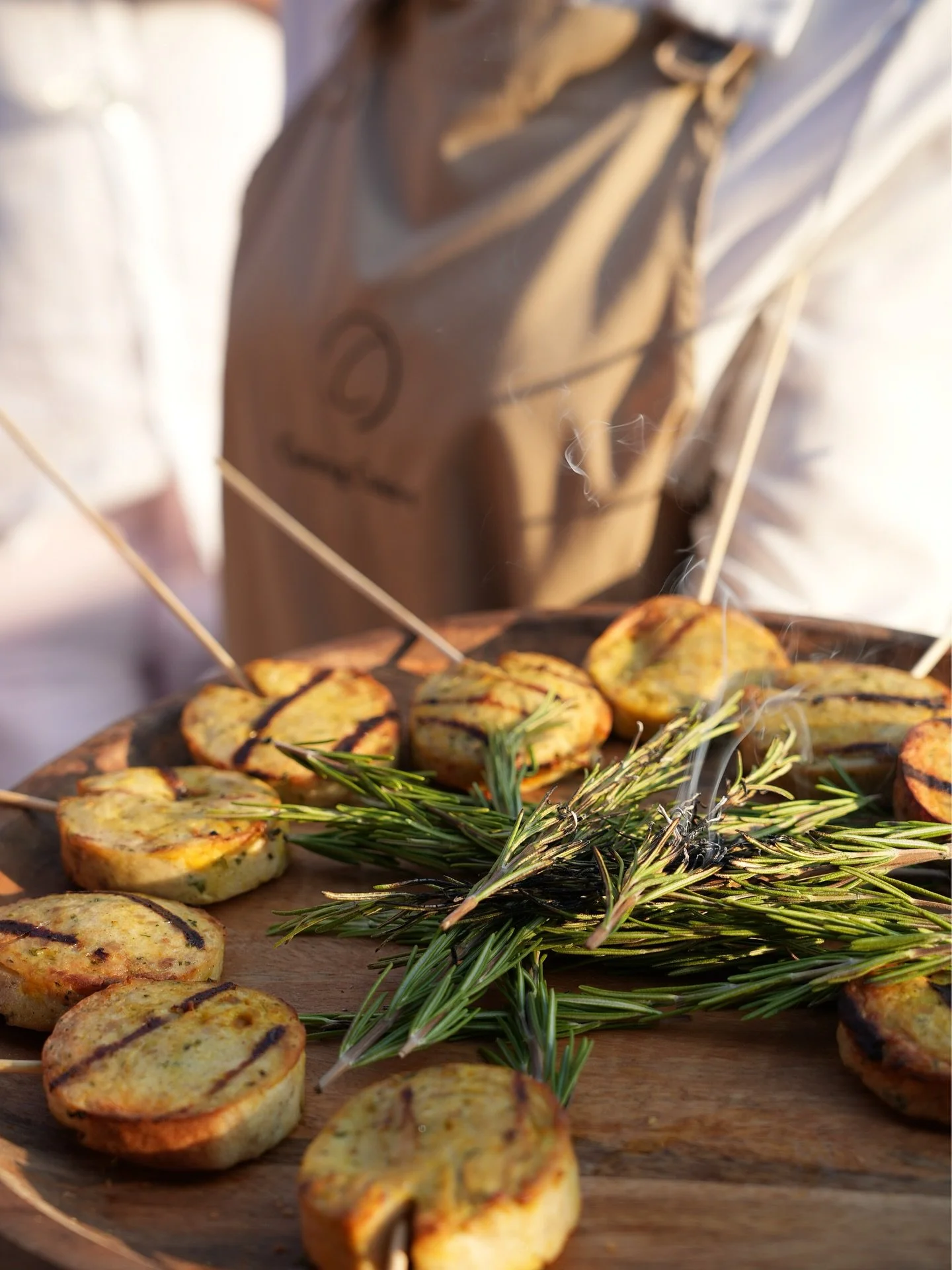 A touch of smoke | Zalig genieten van een heerlijk hapje en een glas in de zon 🥂

#cateringcuisine #sharing #privateevent