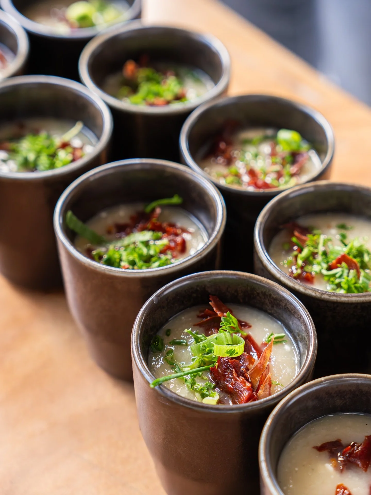 Een verfijnd soepje dat de toon zet voor wat volgt. Vers bereid, met h&eacute;&eacute;l veel smaak en altijd warm onthaald. 

#corporateevents #cateringcuisine