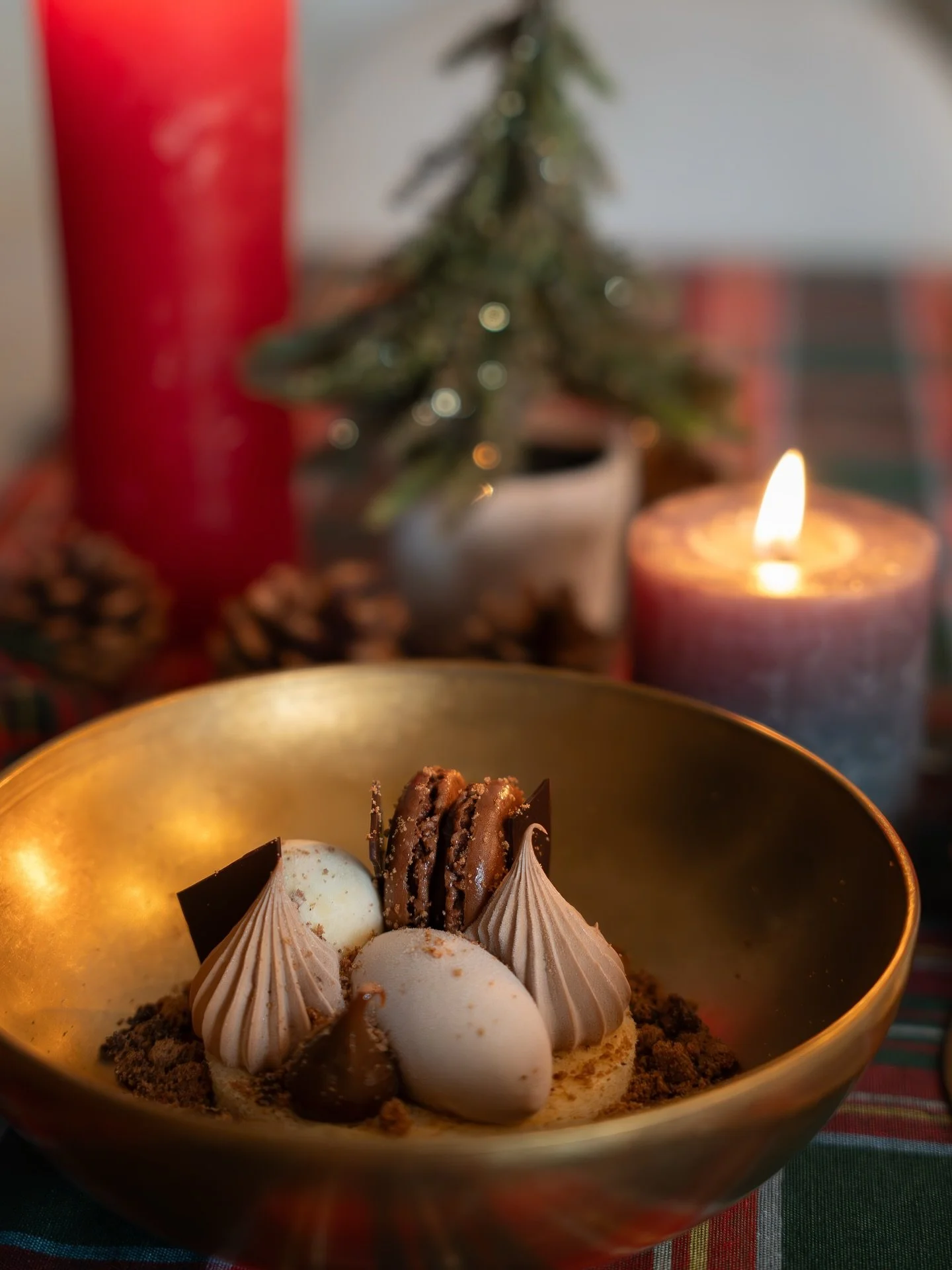 Pure verwennerij voor de &eacute;chte chocoladeliefhebber | Biscuit natuur &bull; trio chocolade &bull; cremeux chocolade &bull; macaron chocolade 

Bestel jouw feestmenu vandaag nog zowel voor Kerst als voor Oudejaar eenvoudig via onze webshop en ve