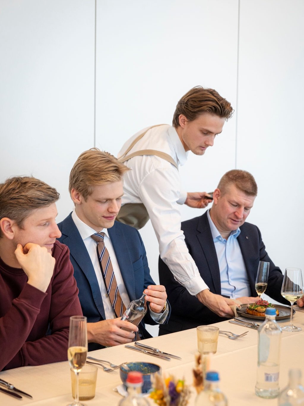 Goede voornemens beginnen bij goed eten.
Start het nieuwe jaar sterk met verse, verfijnde catering. Impressioneer je klanten, collega&rsquo;s of partners met een stijlvolle catering voor vergaderingen, seminaries, productlanceringen en bedrijfsfeeste